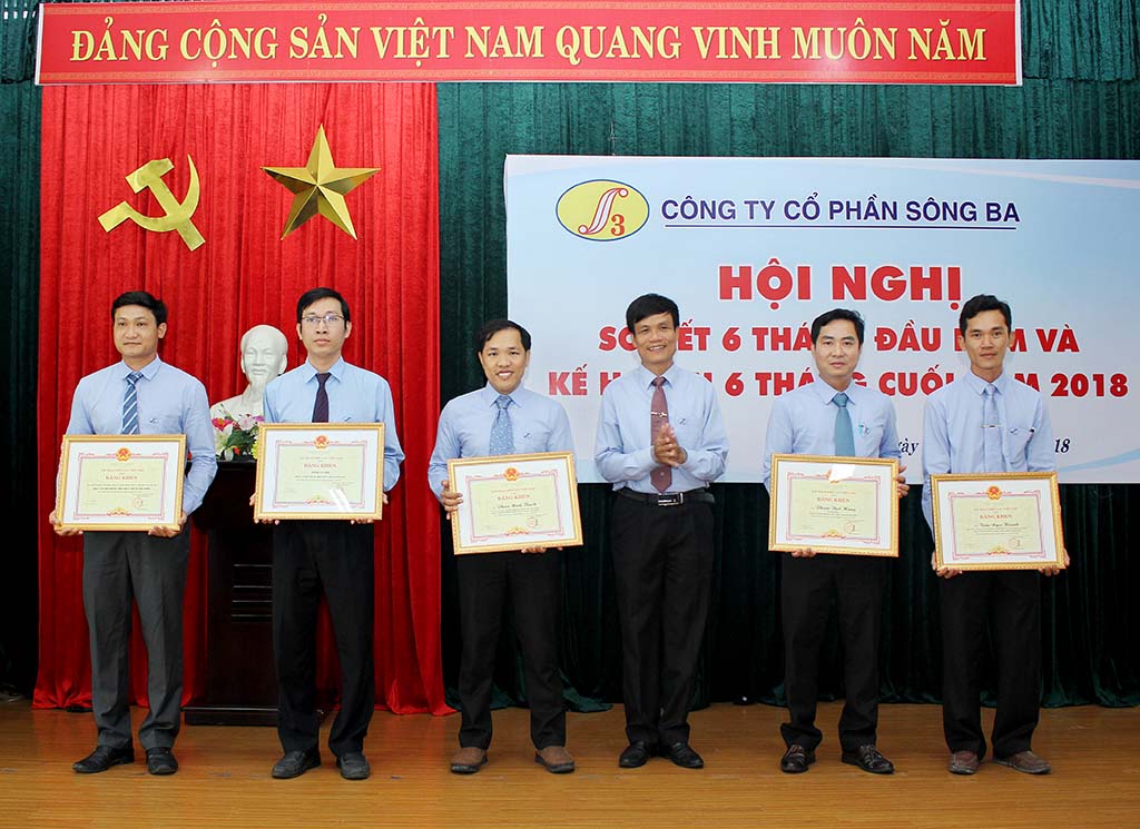 Ông Đinh Châu Hiếu Thiện - Chủ tịch HĐQT, trao tặng Bằng khen của EVN và Giấy khen của  EVN CPC cho các Tập thể và Cá nhân đã hoàn thành xuất sắc nhiệm vụ công tác năm 2017