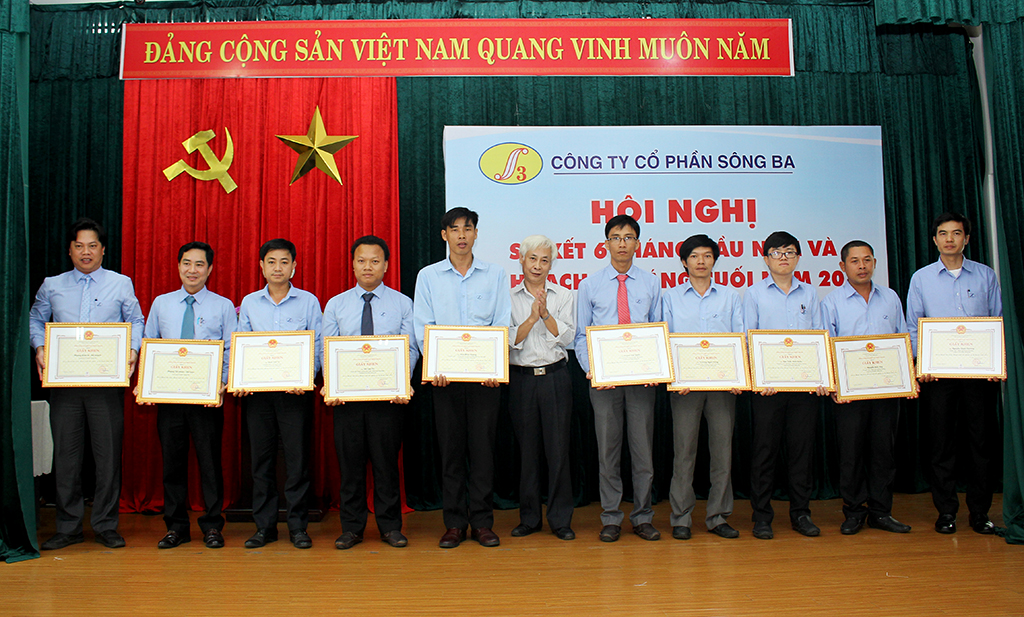 Ông Phạm Sĩ Huân - Thành viên HĐQT, trao tặng Bằng khen của EVN và Giấy khen của  EVN CPC cho các Cá nhân đã hoàn thành xuất sắc nhiệm vụ công tác năm 2017