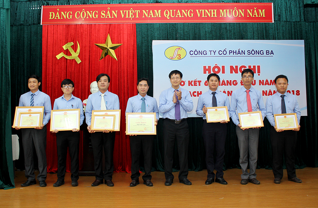 Tổng Giám đốc Công ty trao tặng Giấy khen cho các Đơn vị, Trưởng và Phó các đơn vị đã hoàn thành xuất sắc nhiệm vụ công tác 6 tháng đầu năm 2018