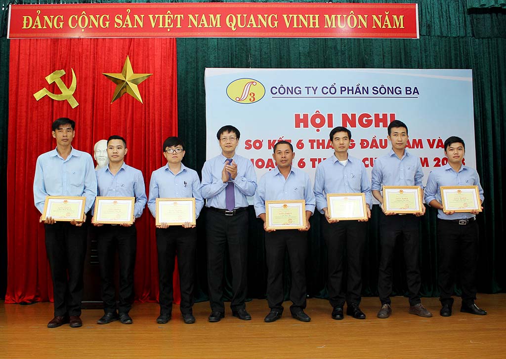 Tổng Giám đốc Công ty trao tặng Giấy khen cho các cá nhân đã hoàn thành xuất sắc và hoàn thành tốt nhiệm vụ công tác 6 tháng đầu năm 2018